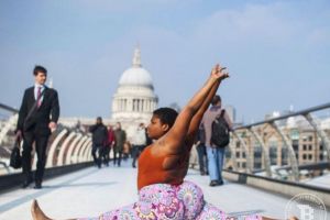 Cewek ini buktikan orang gemuk bisa lakukan gerakan yoga tersulit