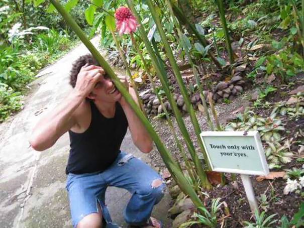 foto lucu dengan papan penunjuk © 2016 brilio.net