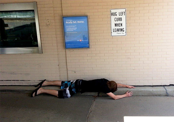 foto lucu dengan papan penunjuk © 2016 brilio.net