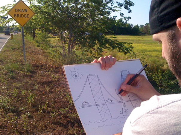 foto lucu dengan papan penunjuk © 2016 brilio.net