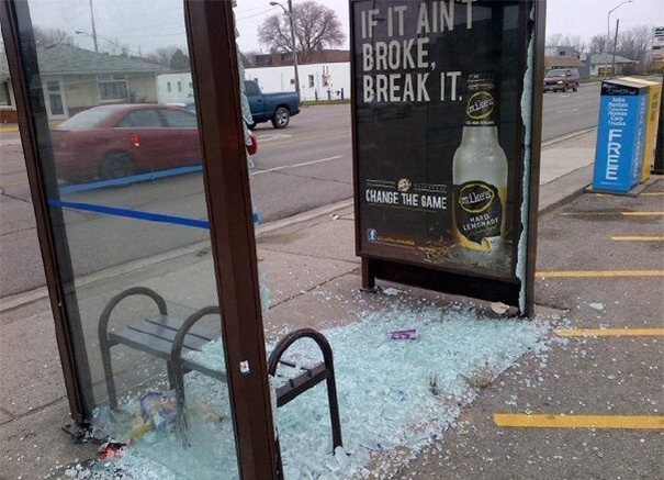 foto lucu dengan papan penunjuk © 2016 brilio.net