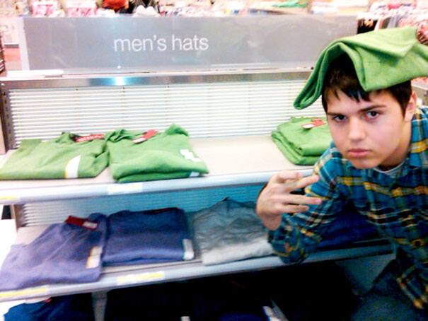 foto lucu dengan papan penunjuk © 2016 brilio.net