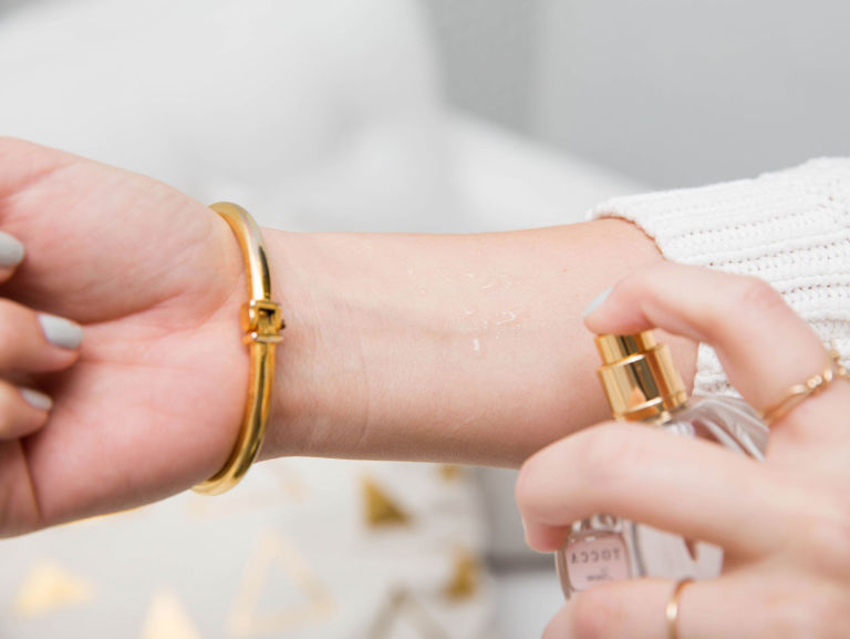 11 Cara umum pakai parfum ini ternyata salah! Bikin wanginya hilang!