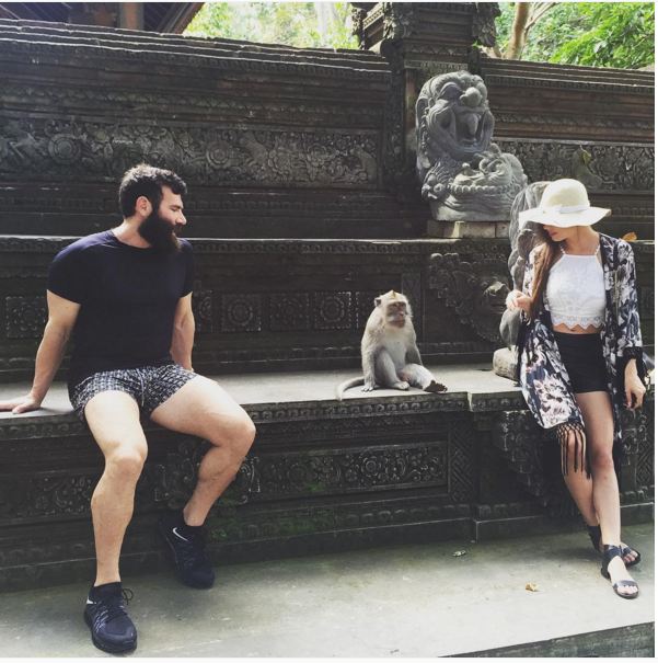 Si Raja Instagram Dan Bilzerian piknik ke Bali, jomblo dilarang iri!