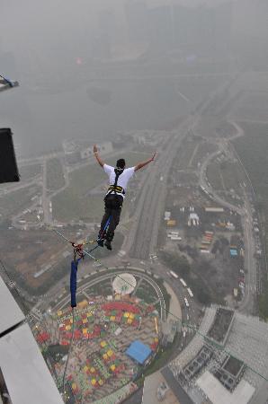 terjun dari monas © 2016 brilio.net terjun dari monas © 2016 brilio.net