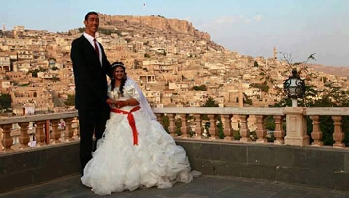 11 Foto ini buktikan cinta tak mengenal fisik, so sweet banget!