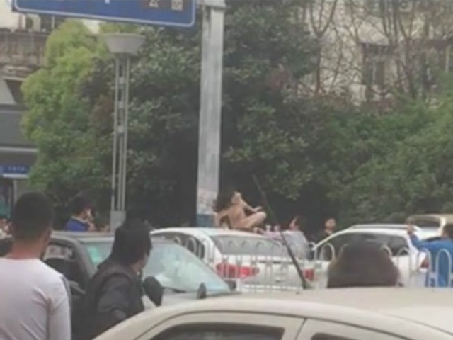 Nekat, wanita ini menari telanjang di atas mobil!