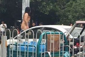 Nekat, wanita ini menari telanjang di atas mobil!