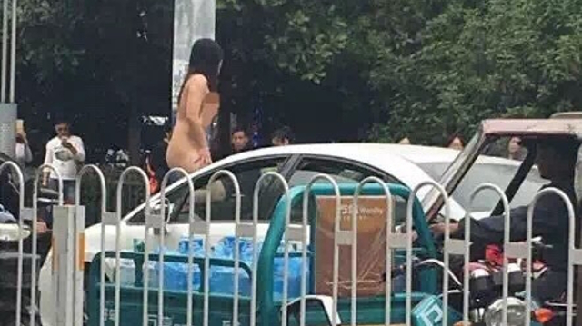 Nekat, wanita ini menari telanjang di atas mobil!