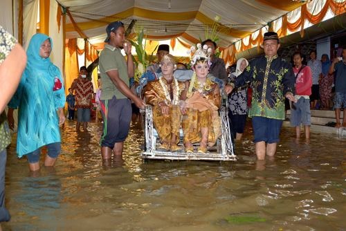 menikah saat banjir © 2016 brilio.net menikah saat banjir © 2016 brilio.net