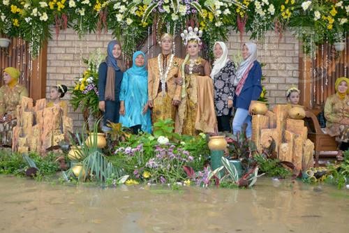 menikah saat banjir © 2016 brilio.net menikah saat banjir © 2016 brilio.net