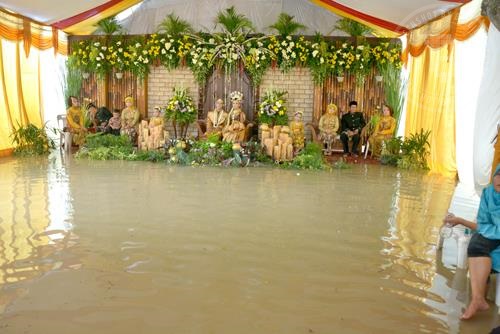 menikah saat banjir © 2016 brilio.net menikah saat banjir © 2016 brilio.net