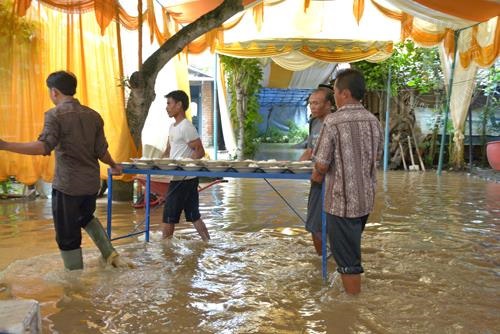 menikah saat banjir © 2016 brilio.net menikah saat banjir © 2016 brilio.net