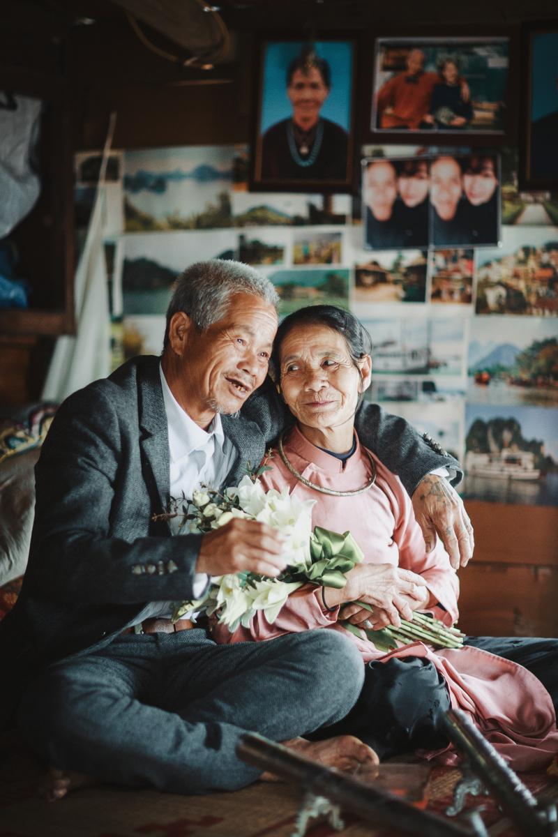 Terkendala ekonomi  pasangan ini baru menikah  setelah  50 