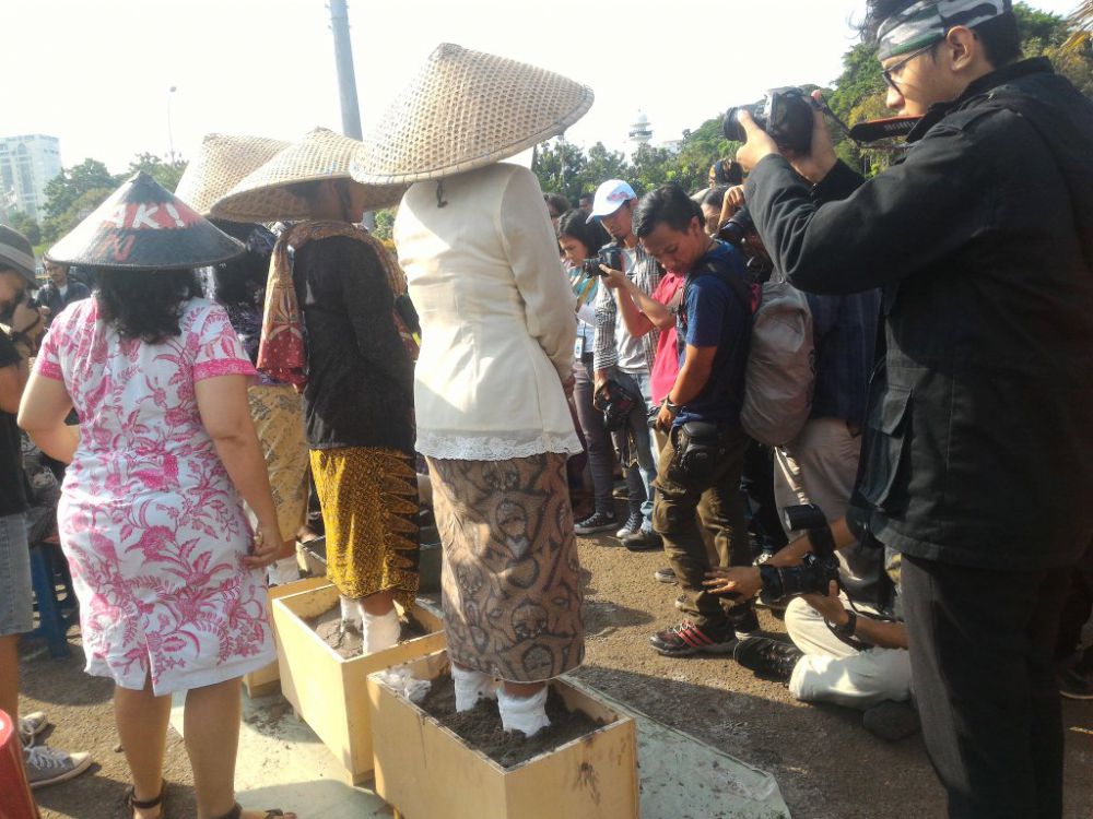 Tolak pabrik semen, 9 'Kartini' ini nekat cor kakinya dengan semen