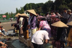 Tolak pabrik semen, 9 'Kartini' ini nekat cor kakinya dengan semen