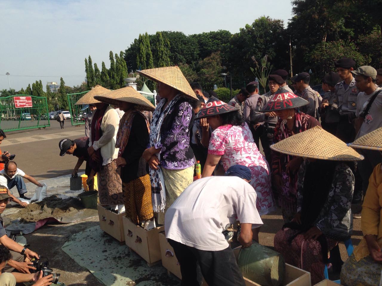 Tolak pabrik semen, 9 'Kartini' ini nekat cor kakinya dengan semen