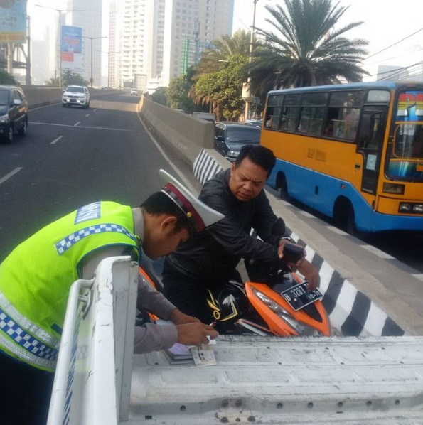 ekpresi kena tilang © 2016 TMC POLDA METRO JAYA ekpresi kena tilang © 2016 TMC POLDA METRO JAYA