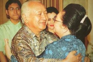 18 Potret kemesraan Pak Harto dan Bu Tien bikin iri,  awas baper! 