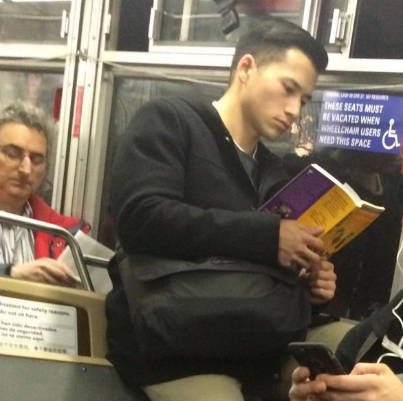 cowok baca cakep © 2016 brilio.net cowok baca cakep © 2016 brilio.net