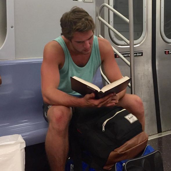 cowok baca cakep © 2016 brilio.net cowok baca cakep © 2016 brilio.net