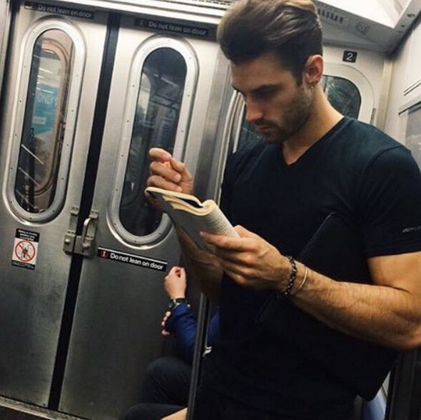 cowok baca cakep © 2016 brilio.net cowok baca cakep © 2016 brilio.net