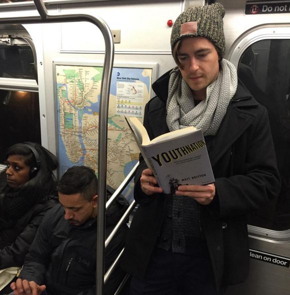 cowok baca cakep © 2016 brilio.net cowok baca cakep © 2016 brilio.net