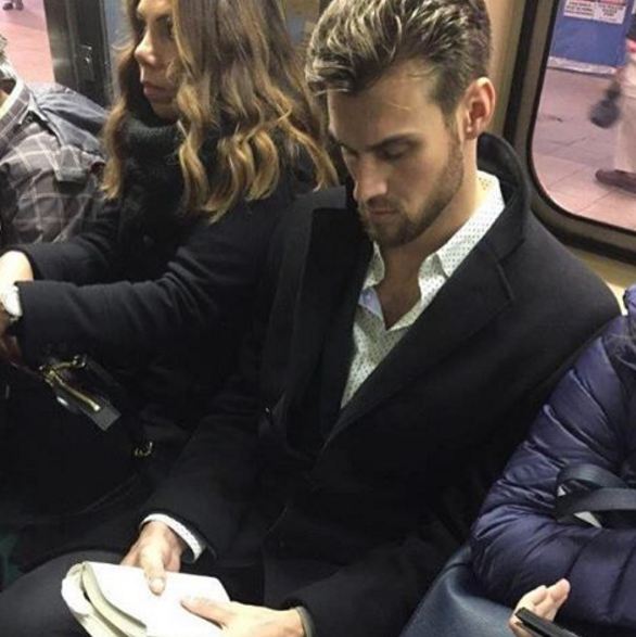 cowok baca cakep © 2016 brilio.net cowok baca cakep © 2016 brilio.net