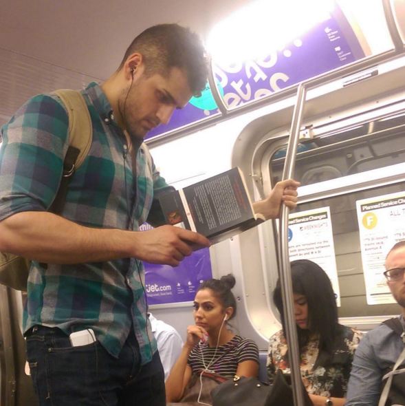 cowok baca cakep © 2016 brilio.net cowok baca cakep © 2016 brilio.net