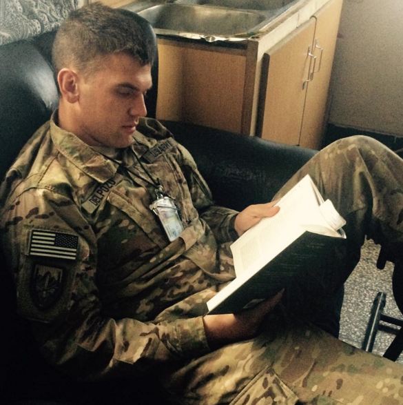 cowok baca cakep © 2016 brilio.net cowok baca cakep © 2016 brilio.net