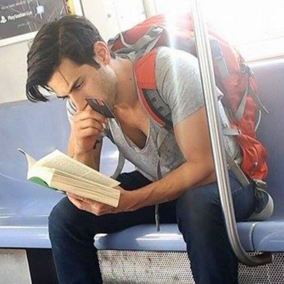 cowok baca cakep © 2016 brilio.net cowok baca cakep © 2016 brilio.net