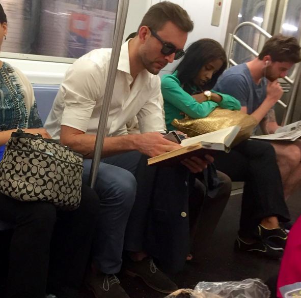 cowok baca cakep © 2016 brilio.net cowok baca cakep © 2016 brilio.net