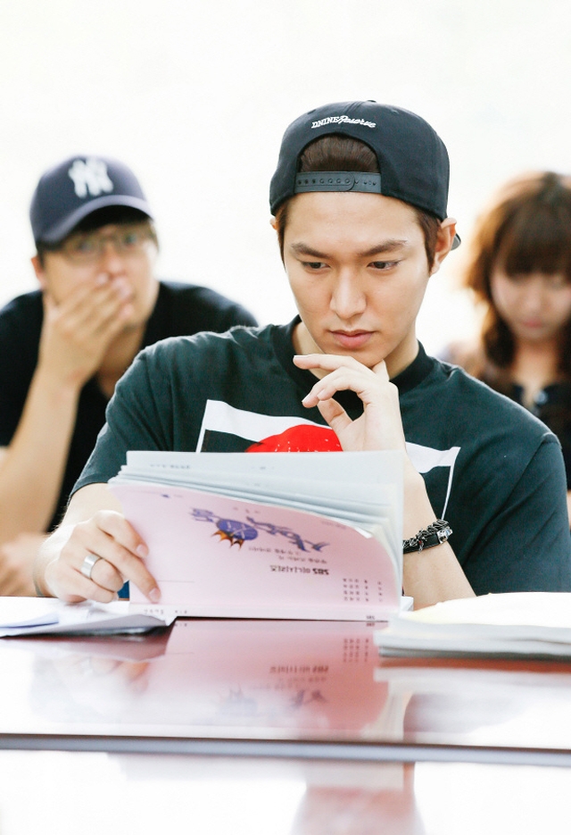 cowok baca cakep © 2016 brilio.net cowok baca cakep © 2016 brilio.net