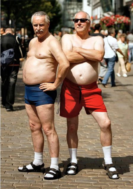 20 pria berkaus kaki tapi sandalan © 2016 brilio.net 20 pria berkaus kaki tapi sandalan © 2016 brilio.net