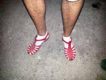 20 pria berkaus kaki tapi sandalan © 2016 brilio.net 20 pria berkaus kaki tapi sandalan © 2016 brilio.net