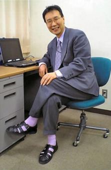 20 pria berkaus kaki tapi sandalan © 2016 brilio.net 20 pria berkaus kaki tapi sandalan © 2016 brilio.net