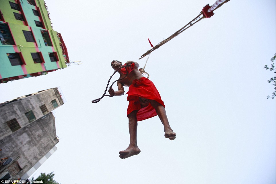 10 Foto seramnya festival Charak Puja di India bikin ngilu-ngilu 