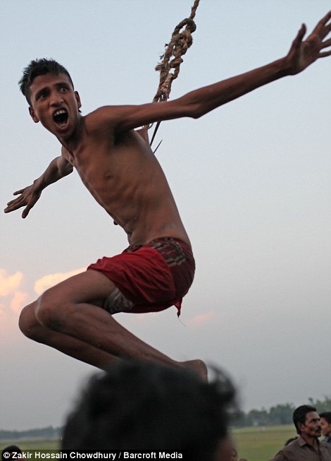 10 Foto seramnya festival Charak Puja di India bikin ngilu-ngilu 
