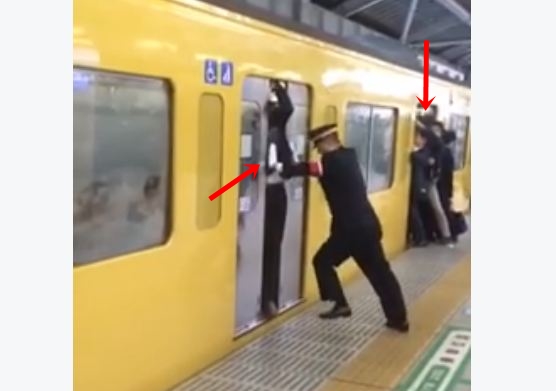 Di stasiun ini, kereta penuh sesak tapi penumpang tetap dipaksa naik!