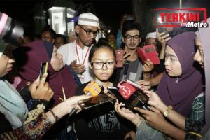 Dengar ceramah Dr Zakir Naik, gadis cantik ini lantas memeluk Islam