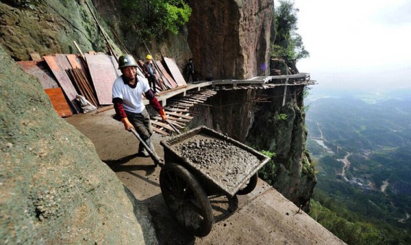 pekerja di ketinggian © 2016 brilio.net