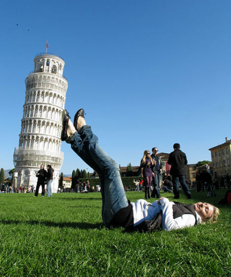 gaya gokil di menara pisa © 2016 brilio.net