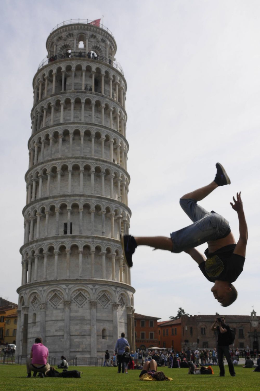 gaya gokil di menara pisa © 2016 brilio.net