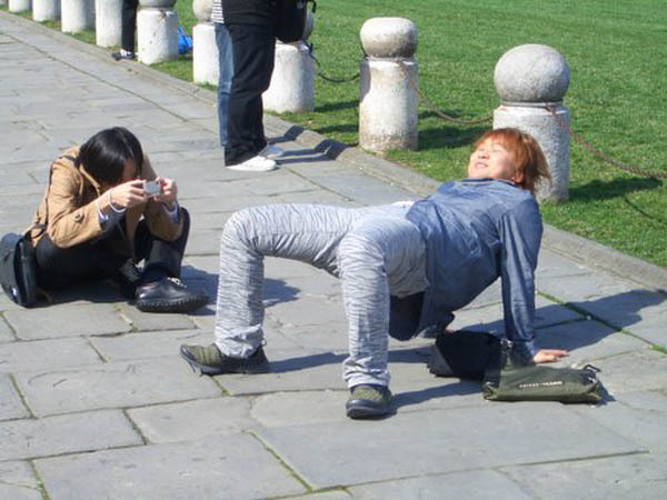 gaya gokil di menara pisa © 2016 brilio.net