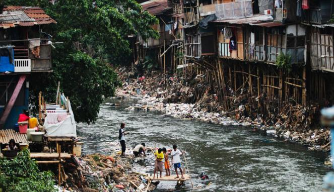 Jorok banget, ngelihat 9 sungai di Indonesia bikin perut mual!