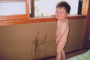 11 Foto bayi pipis sembarangan ini kocak banget, dijamin bikin ngakak!