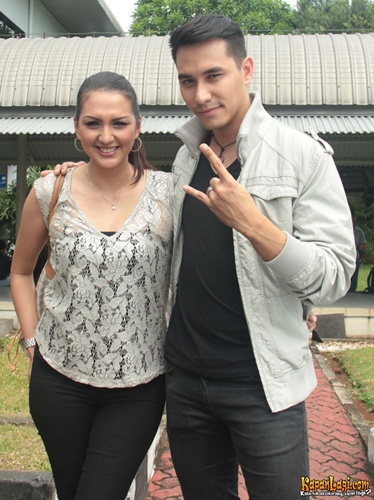 Belum genap 9 bulan menikah 7 artis ini sudah melahirkan, kenapa ya?