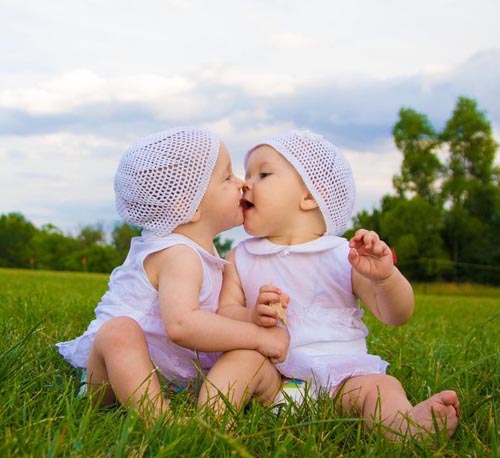 kelakuan bayi kembar lucu aw © 2016 brilio.net kelakuan bayi kembar lucu aw © 2016 brilio.net