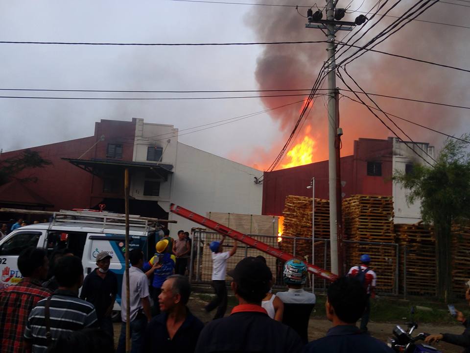 Pabrik Jokowi Terbakar © 2016 brilio.net Pabrik Jokowi Terbakar © 2016 brilio.net