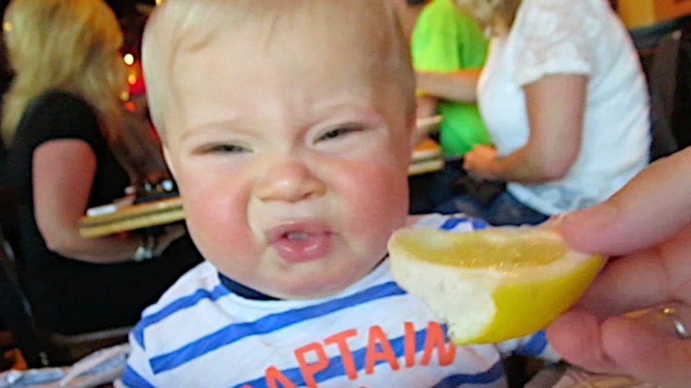 bayi makan lemon  © 2016 brilio.net bayi makan lemon  © 2016 brilio.net